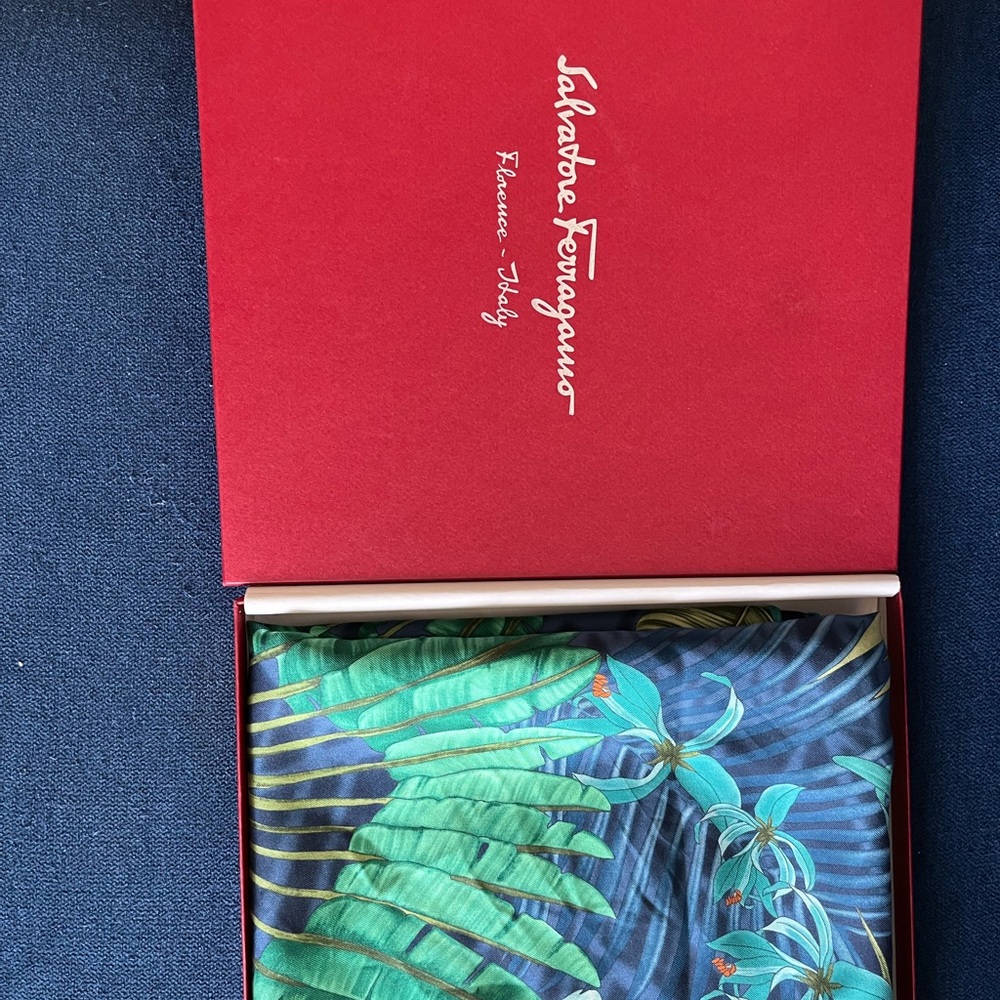 100% silk - Picture 2 of 4